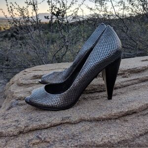 Nine West metallic silver pewter snake skin peep toe heels size 8